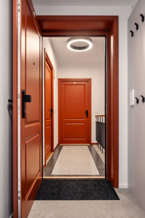 Interiérové dveře Internal Door, bytový dům Musilkova – vstupní dveře do bytu v chodbě s rohožkou