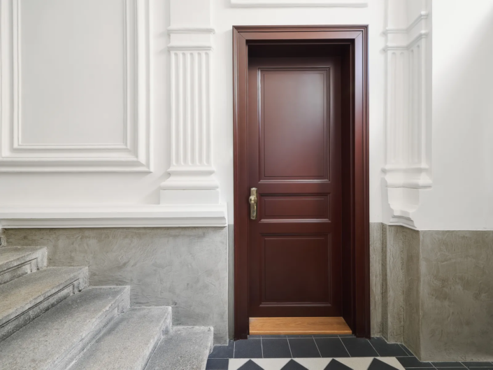 Interiérové dveře Internal Door, bytový dům Svornosti – dveře ve štukové chodbě u schodiště