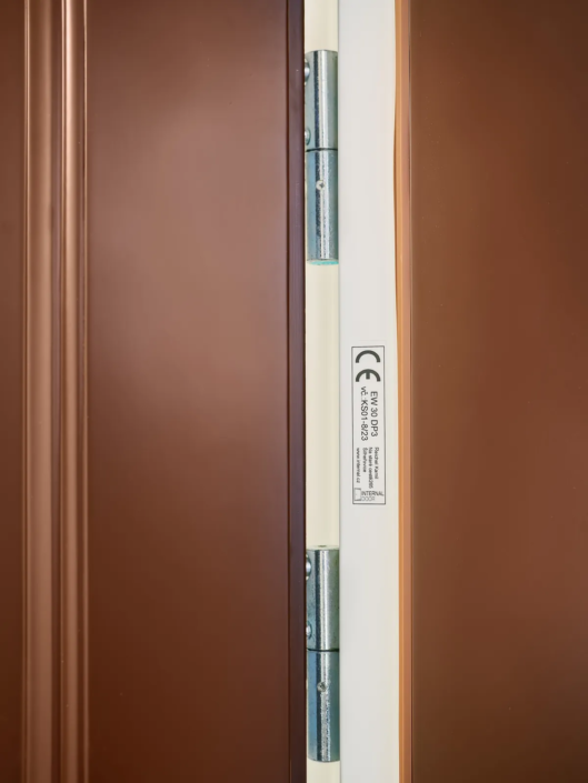 Interiérové dveře Internal Door, bytový dům Svornosti – detail hrany dveří se štítkem certifikace