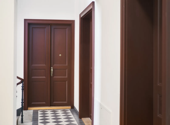 Interiérové dveře Internal Door, bytový dům Svornosti – dvoukřídlé dveře v chodbě bytového domu