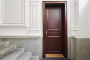 Interiérové dveře Internal Door, bytový dům Svornosti – dveře ve štukové chodbě u schodiště